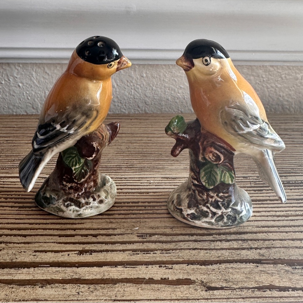 Vintage Ucagco Salt and Pepper Shakers Ceramic Goldfinch Birds Japan